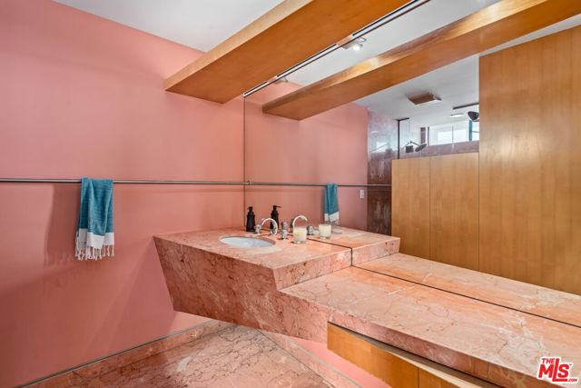 6 Eastwind Street, Marina del Rey CA: https://media.crmls.org/mediaz/d3e95b4e-d3ca-499d-86aa-bc596fb19367.jpg