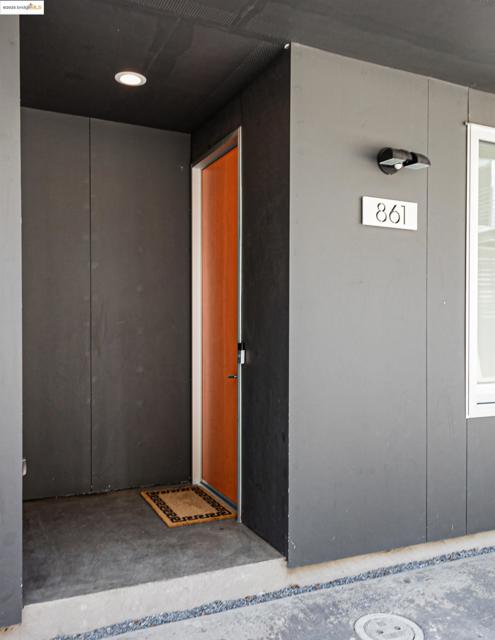 861 W Grand Ave, Oakland CA: https://media.crmls.org/mediaz/d3e9c1e2-17fb-4b56-ad0d-2ab34abcd5d8.jpg