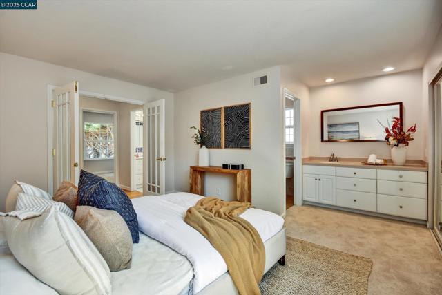 423 Casa Del Mar Dr, Half Moon Bay CA: https://media.crmls.org/mediaz/d3ea04eb-3a82-4865-9c87-8a862b046b91.jpg
