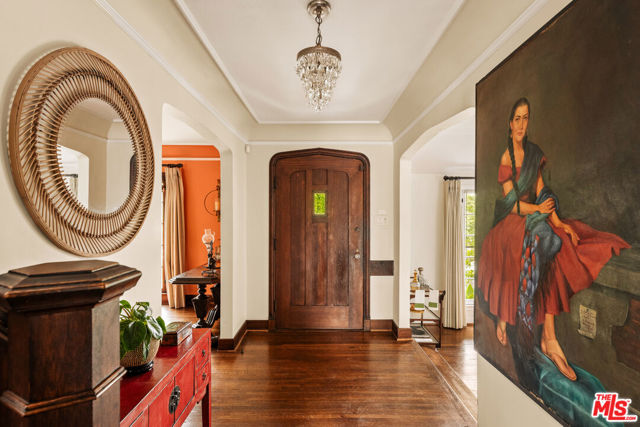 847 S Longwood Avenue, Los Angeles CA: https://media.crmls.org/mediaz/d3eac8b1-4905-4a82-8a71-320fbc4b1a6a.jpg