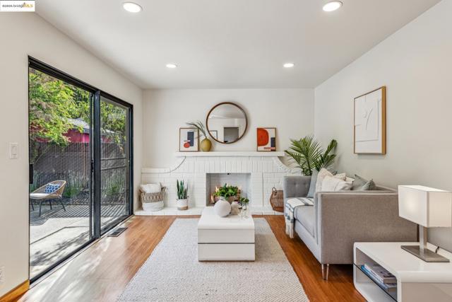 13185 Clairepointe Way, Oakland CA: https://media.crmls.org/mediaz/d3ec9949-763d-48ab-a687-5fd0291264af.jpg