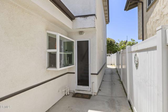 2036 Pierpont Boulevard, Ventura CA: https://media.crmls.org/mediaz/d3edcb7e-675b-4e15-b317-361e73260d14.jpg