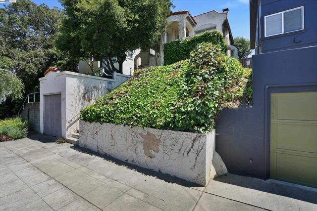 5378 Broadway, Oakland CA: https://media.crmls.org/mediaz/d3eddb71-2747-4419-b77a-633f29a5d8a4.jpg