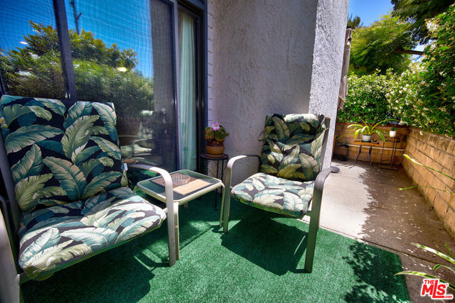 11911 Magnolia Boulevard, Valley Village CA: https://media.crmls.org/mediaz/d3ede8c0-fc76-4fd0-a724-550eb6049c3d.jpg
