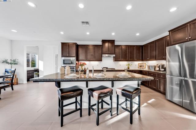 2305 Augusta Ave, Tracy CA: https://media.crmls.org/mediaz/d3efc79b-c7fd-497e-91dc-b9bd3aae7e94.jpg