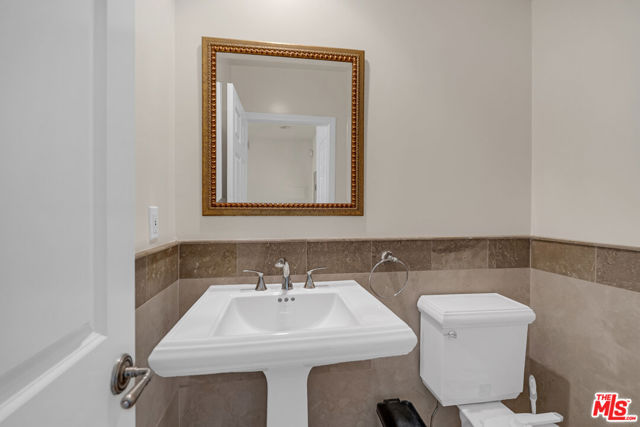 1022 10th Street, Santa Monica CA: https://media.crmls.org/mediaz/d3eff66d-aafe-44c8-a41c-23d57fbfe10a.jpg