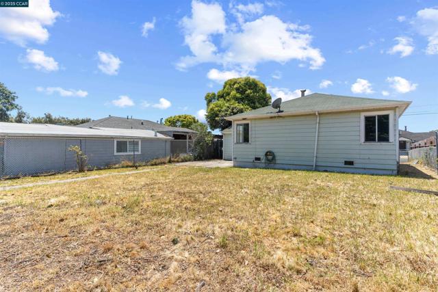 1406 Monterey St, Richmond CA: https://media.crmls.org/mediaz/d3f21ab1-c30e-40d0-880e-030fc1edfbd2.jpg