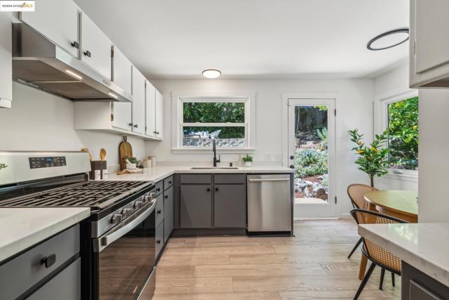 7069 Saroni Dr, Oakland CA: https://media.crmls.org/mediaz/d3f2bd8f-7be2-45c2-b138-340d63284ace.jpg