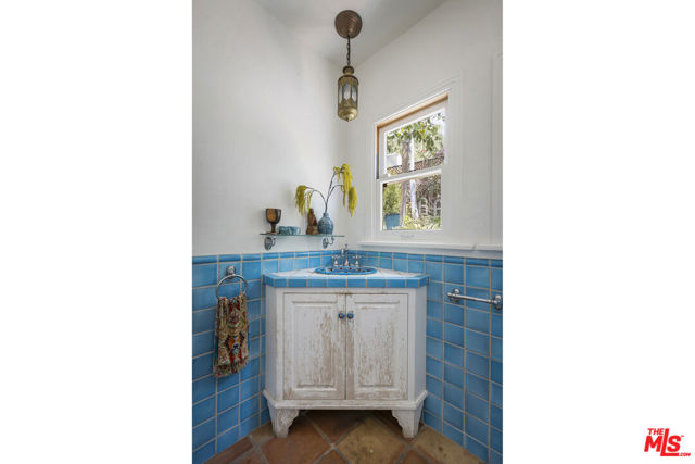 6105 Mount Angelus Drive, Los Angeles CA: https://media.crmls.org/mediaz/d3f2ce42-a4b0-4ef3-a1d0-cb8f9d6eccf8.jpg