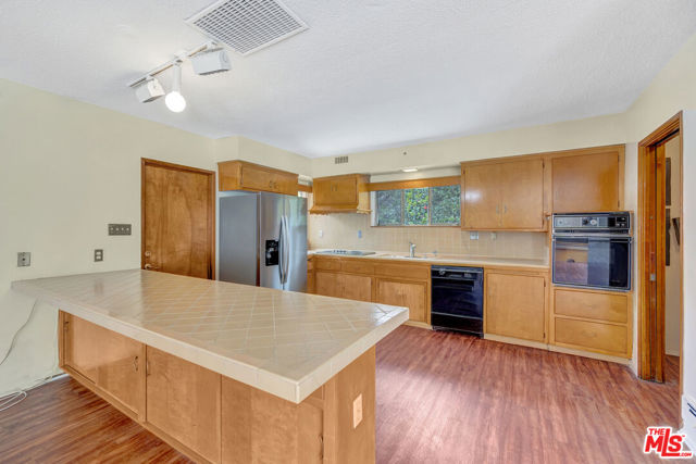 9855 Emperor Avenue, Arcadia CA: https://media.crmls.org/mediaz/d3f32f64-1ee4-4f51-a786-b16ebe7aaa61.jpg
