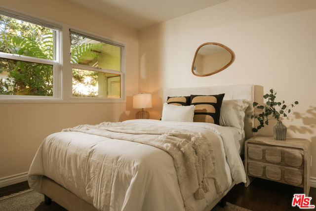 22251 Kittridge Street photo 17