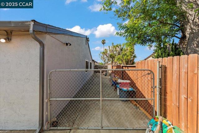 316 Meadows Dr, Vallejo CA: https://media.crmls.org/mediaz/d3f501d4-0a5f-4e35-9d40-4c43c8dc0dfd.jpg
