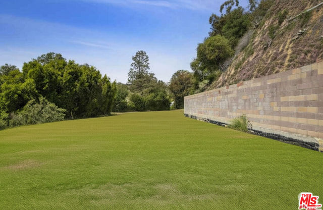 9338 1/2 Hazen Drive, Beverly Hills CA: https://media.crmls.org/mediaz/d3f56033-8acd-4a64-9d91-4e33b8c927ae.jpg