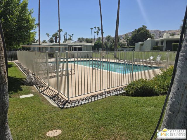 1445 Via Isla, Palm Springs CA: https://media.crmls.org/mediaz/d3f59443-b7ff-4f0b-8e0c-5657a178a331.jpg