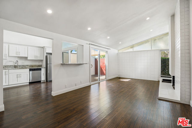 416 Bolero Way, Newport Beach CA: https://media.crmls.org/mediaz/d3f7942b-0787-4a0f-abaf-1011a1e835a8.jpg