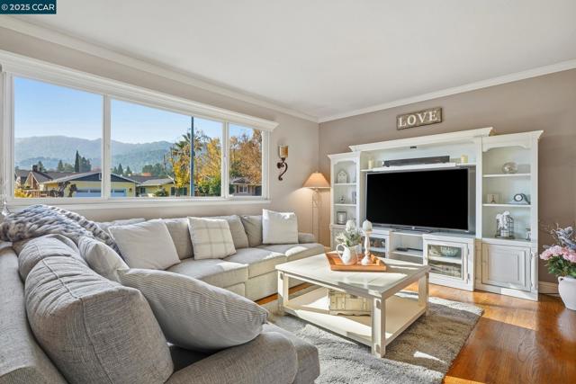 7519 Driftwood Way, Pleasanton CA: https://media.crmls.org/mediaz/d3f7dd23-a017-46f5-b287-becc92e94012.jpg