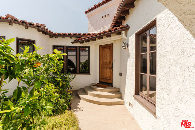 3975 Sutro Avenue, Los Angeles CA: https://media.crmls.org/mediaz/d3f8098d-2075-491f-a1bc-01764d8f1886.jpg