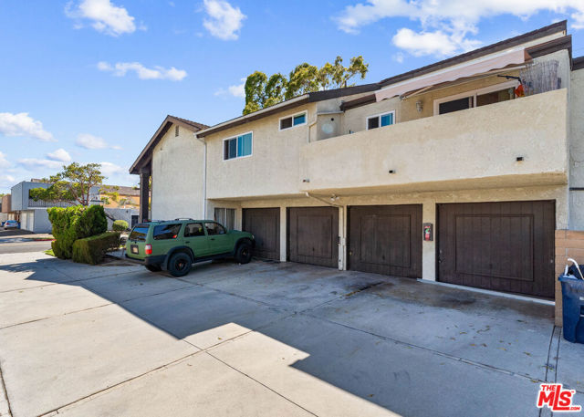 309 Utica Avenue, Huntington Beach CA: https://media.crmls.org/mediaz/d3f84db1-a15d-4a0b-b7d1-433c78e903d8.jpg