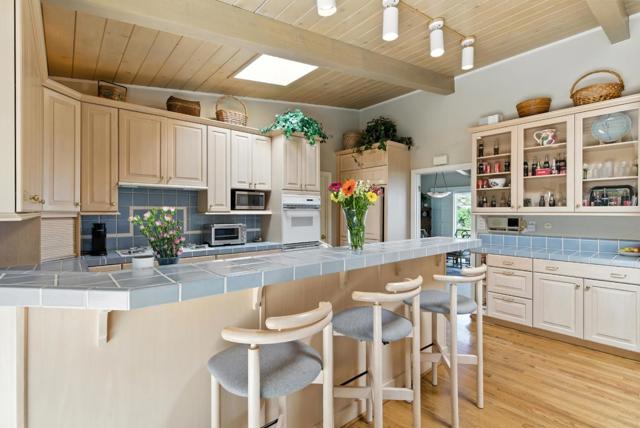 2935 Sherwood Drive, San Carlos CA: https://media.crmls.org/mediaz/d3f88206-2879-40a3-a998-72d187d75a91.jpg