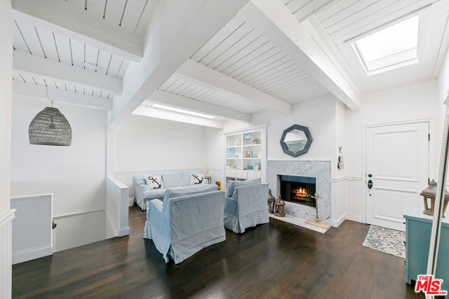 11856 Beach Club Way, Malibu CA: https://media.crmls.org/mediaz/d3fad5b3-dfe9-4a0b-a426-c91bc9d7ac22.jpg