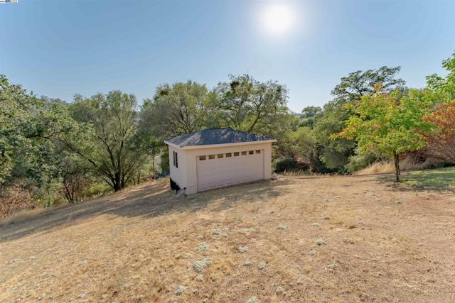 7745 Winter Snow Ct, Newcastle CA: https://media.crmls.org/mediaz/d3fb5fa1-afe2-4a30-98df-f711a8e9560d.jpg