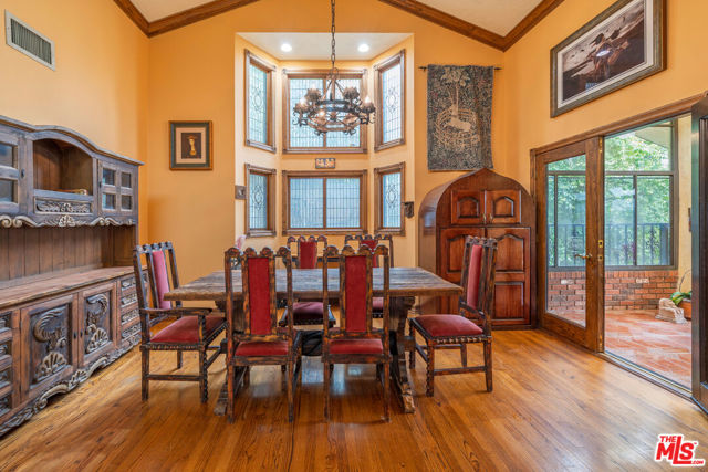 1242 Angelo Drive, Beverly Hills CA: https://media.crmls.org/mediaz/d3fba312-b6ad-41a4-80e1-06de01b53d46.jpg