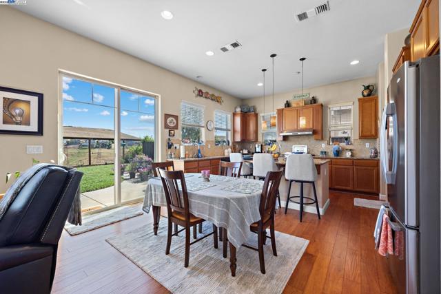 9779 Reimers Way, Dublin CA: https://media.crmls.org/mediaz/d3fc1b36-cb32-4ec4-adc9-31c32f6dd75a.jpg