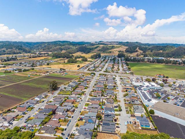 417 Belleville Boulevard, Half Moon Bay CA: https://media.crmls.org/mediaz/d3fe376b-a190-4845-a21e-472beae9e18c.jpg