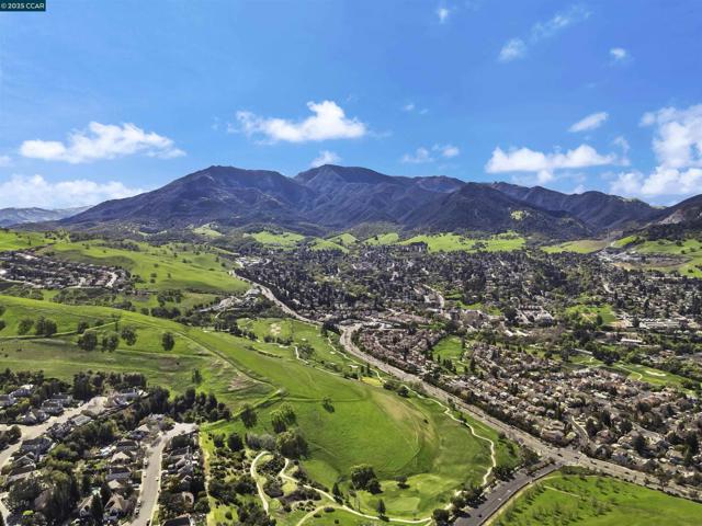 4605 Keller Ridge Dr, Clayton CA: https://media.crmls.org/mediaz/d3fec6d3-3eb0-4c6c-b4b9-714fb63ac885.jpg
