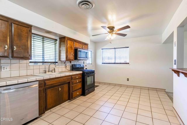 Detail Gallery Image 6 of 26 For 1215 Mckinley Ave, Bakersfield,  CA 93308 - 3 Beds | 2 Baths