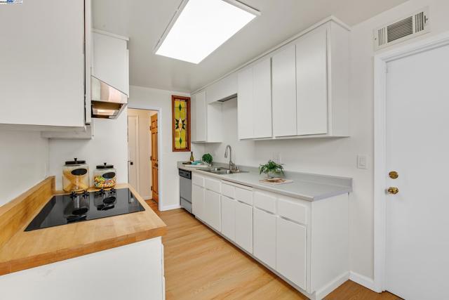 30847 Prestwick Ave, Hayward CA: https://media.crmls.org/mediaz/d402297f-e5cc-45ec-95c1-0ae6834eb92d.jpg