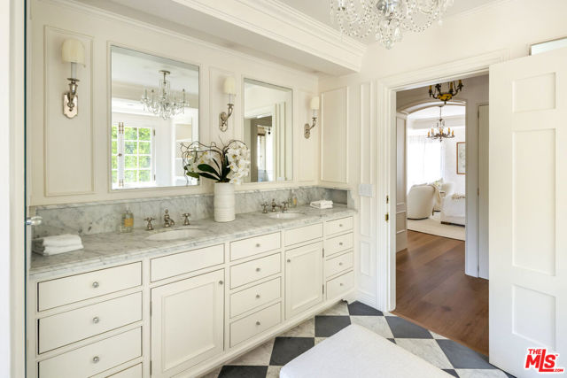 130 S Cliffwood Avenue, Los Angeles CA: https://media.crmls.org/mediaz/d402e2b6-5983-45c4-a75b-4dabf78c0047.jpg