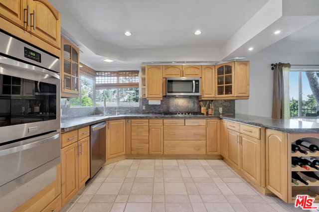 15511 Woodcrest Drive, Sherman Oaks CA: https://media.crmls.org/mediaz/d403694e-b64e-43ec-9bff-ecf8a7a81bf9.jpg