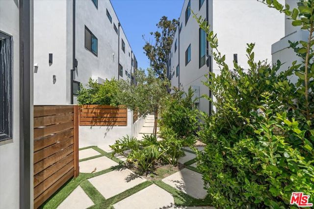 841 N Mccadden Pl, Los Angeles CA: https://media.crmls.org/mediaz/d403c1bc-5cf6-4f6c-b7af-58dfaf5121f4.jpg