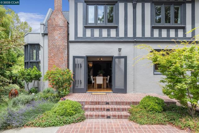 91 Tunnel Rd, Berkeley CA: https://media.crmls.org/mediaz/d4058176-fe21-46bc-85ef-deee22e9af34.jpg