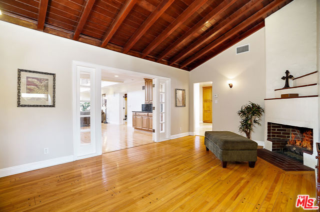 Image 12 of 58 For 10655 Camarillo Street