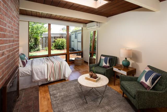 86 Roosevelt Circle, Palo Alto CA: https://media.crmls.org/mediaz/d4076a25-233c-4110-bd22-b2a69ad327e6.jpg