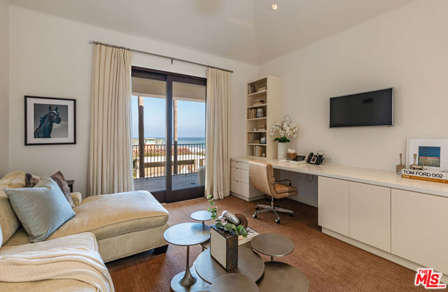 22368 Pacific Coast Highway, Malibu CA: https://media.crmls.org/mediaz/d4083ada-4af1-4c18-af7d-871ff2774b97.jpg