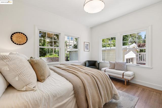 101 Palm Dr, Piedmont CA: https://media.crmls.org/mediaz/d408e7eb-010c-4fd0-aa6b-13c7d15201e1.jpg