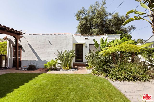 112 N Valley Street, Burbank CA: https://media.crmls.org/mediaz/d40932db-d04e-4146-83c0-785aea7f5cf8.jpg