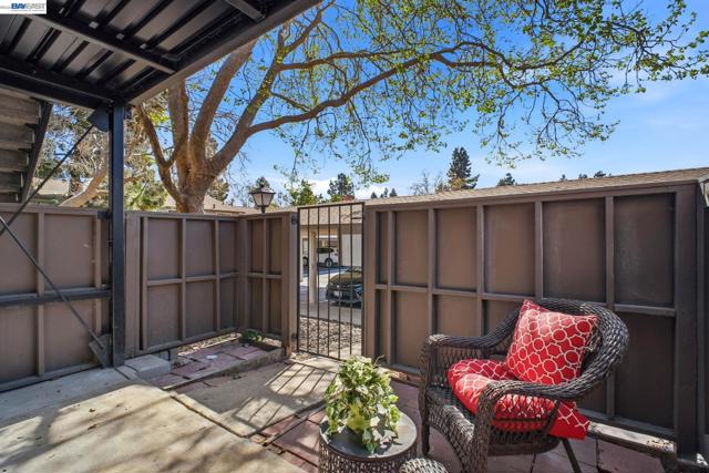 267 Famoso Plz, Union City CA: https://media.crmls.org/mediaz/d40a658c-03a6-4c04-96e8-3615d3dbe908.jpg