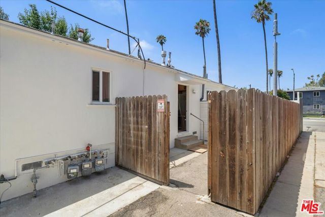 701 Oxford Avenue, Marina del Rey CA: https://media.crmls.org/mediaz/d40a7107-25c9-4f32-9a1e-43a82b41128f.jpg