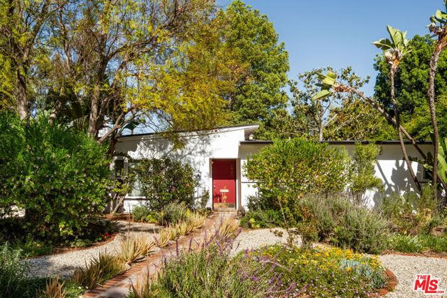 5940 Varna Avenue, Valley Glen CA: https://media.crmls.org/mediaz/d40bffe5-f017-4b4b-96ca-b070a3e4ca82.jpg