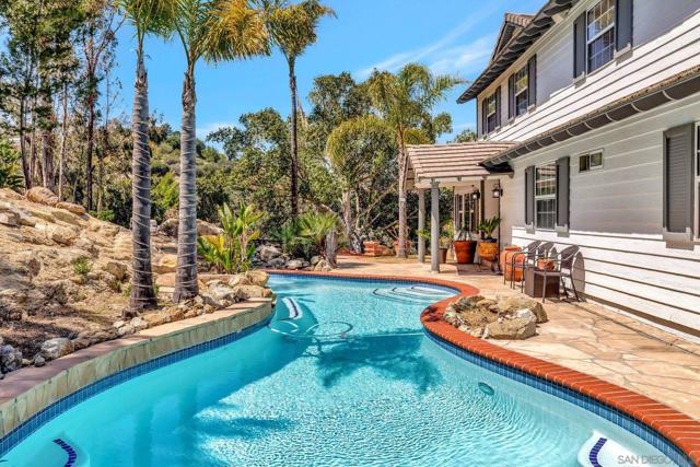 560 Seeforever Dr, San Marcos CA: https://media.crmls.org/mediaz/d40c9afb-bfbc-4ecf-8c83-f9f65e9737e4.jpg