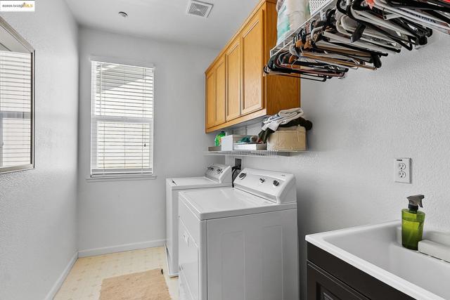 907 Snapdragon Way, Brentwood CA: https://media.crmls.org/mediaz/d40cbce2-e6d9-44df-a138-5560caacf45e.jpg