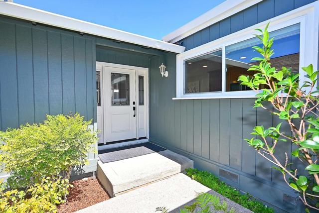 1976 Saint George Rd, Danville CA: https://media.crmls.org/mediaz/d40d41aa-28f6-4573-8116-a71fae658be0.jpg