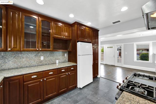 1009 106Th Ave, Oakland CA: https://media.crmls.org/mediaz/d40ef072-3c61-412f-aff3-bfced97f05ca.jpg