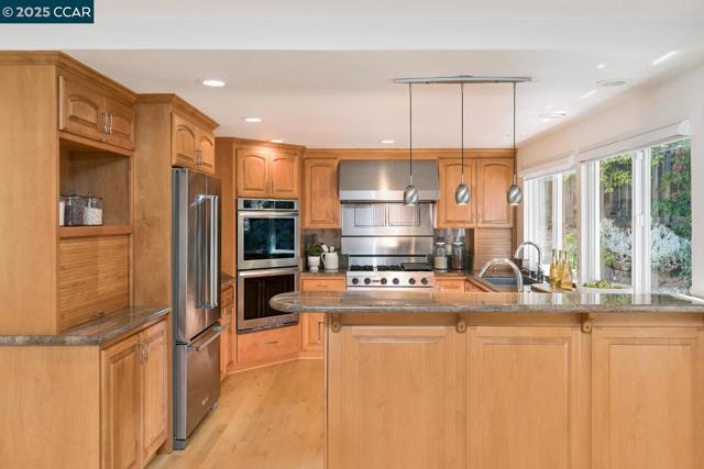 1555 Pebblebrook Ct, Walnut Creek CA: https://media.crmls.org/mediaz/d40f7dd8-6500-487f-9245-6ee73d0518e9.jpg
