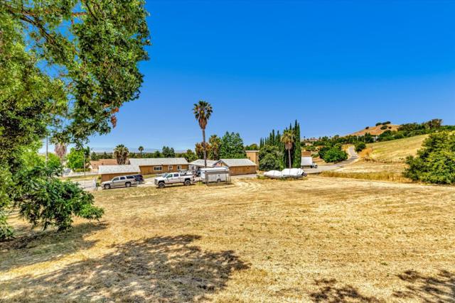 1995 Old Calaveras Road, Milpitas CA: https://media.crmls.org/mediaz/d40fc30e-eb18-4cab-8048-97d50fe22621.jpg