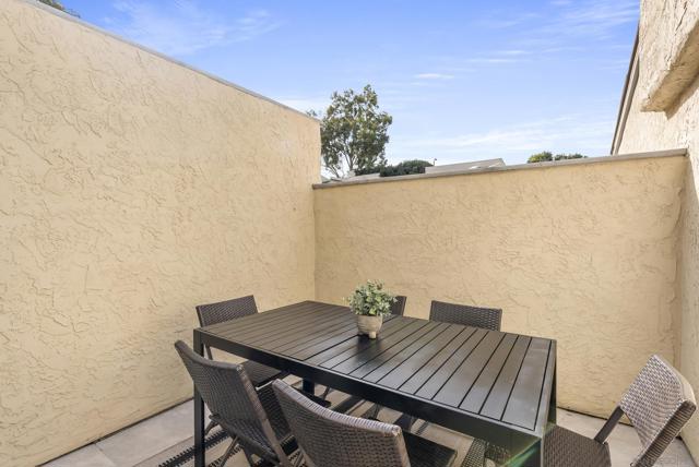 8871 Caminito Primavera, La Jolla CA: https://media.crmls.org/mediaz/d411733f-71cd-4ae1-b857-fc4af827f817.jpg